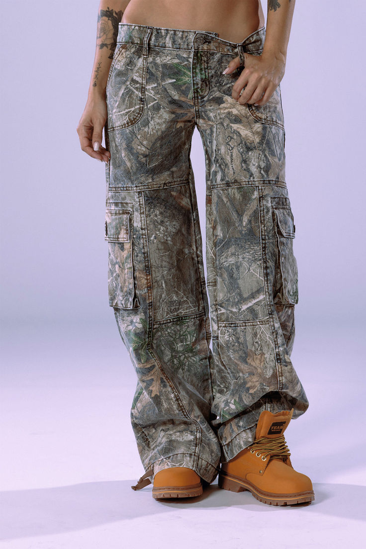 The best-fitted cargo pants! Harlem Fashion, Cargo Pants Aesthetic, Amsterdam Outfit, Revice Denim, Parachute Pant, Environmental Conservation, Camo Cargo Pants, Streetwear Fashion Women, School Fits