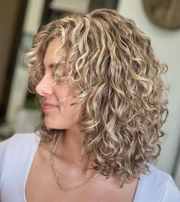 Collarbone-Length Curly Blonde Cut Curly Lob Haircut, Curly Cuts, Really Curly Hair, Medium Length Curly Hair, Medium Curls, Blonde Curls, Haircuts For Curly Hair, Wavy Curly Hair, Curly Girl Hairstyles