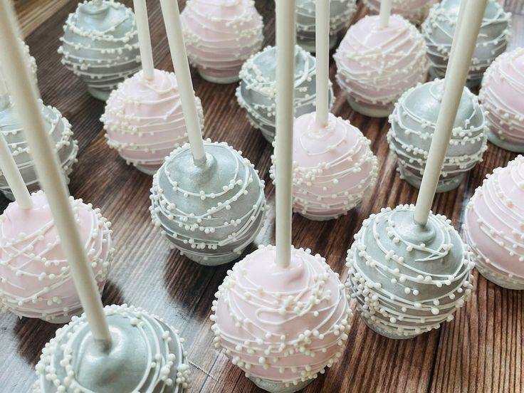 there are many cake pops on the table