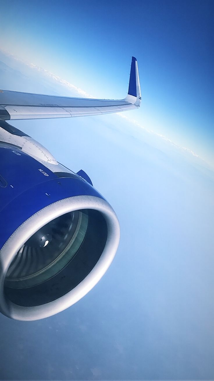 the wing of an airplane flying in the sky