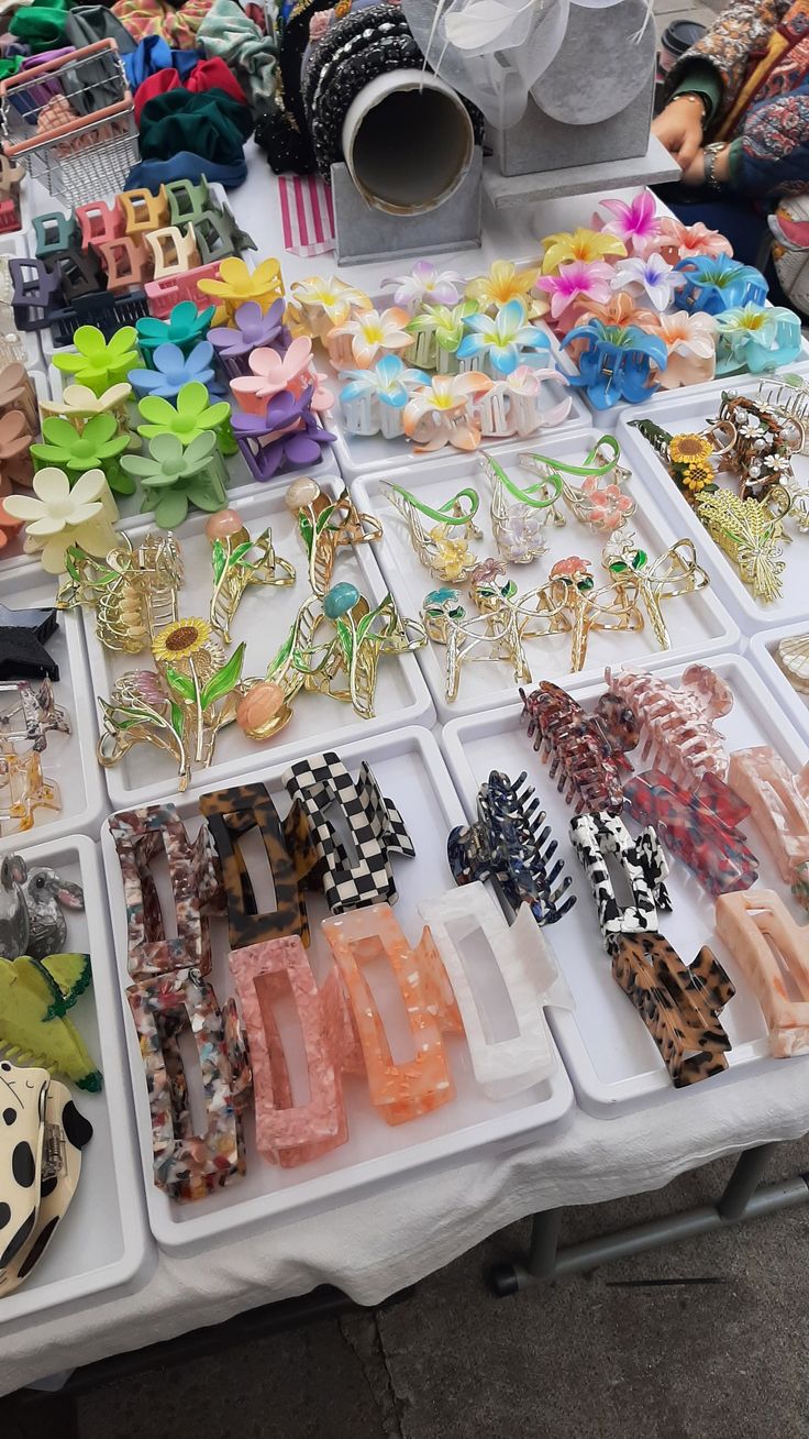 Claw clips broches aesthetic colorful itgirl Broches Aesthetic, Claw Clips, Life Is A Journey, Claw Clip, Vision Board, Collage, Hair Styles, Makeup, Hair