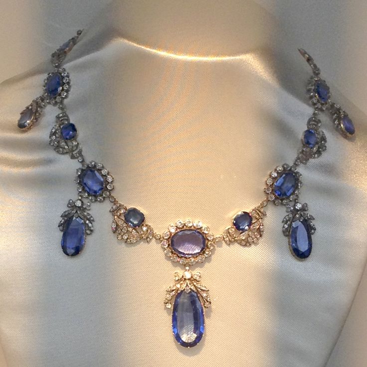 Antique Royal Jewelry, Royal Jewels Necklace, Royal Jewels Aesthetic, Royal Jewelry Necklace, Gold And Sapphire Necklace, Vintage Royal Jewelry, Sapphire Jewelry Aesthetic, Royal Jewelry British, Sapphire Aesthetic