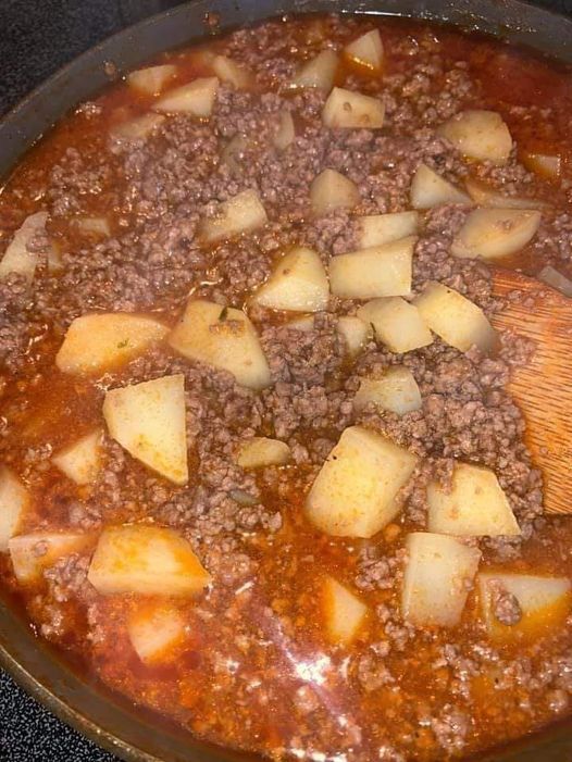 A skillet filled with Mom's Picadillo Con Papa - ground beef and potatoes cooked with tomato sauce and spices Picadillo Con Papas Recipe, Papas Recipe, Meat And Potatoes Recipes, Hamburger And Potatoes, Ground Chuck, Picadillo Recipe, Papa Recipe, Ground Beef And Potatoes, Hamburger Soup