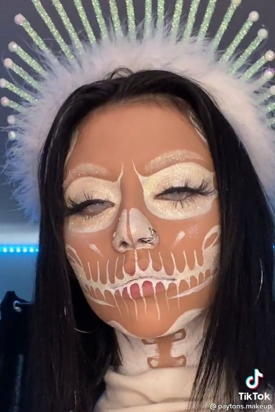 Half Clown Half Skull Makeup, Holween Makeup Ideas, Horror Makeup Halloween, White Skeleton Makeup, Halloween Aesthetic Disfraz, Maquillaje Halloween Aesthetic, Cool Makeup Looks Creative Halloween, Skeleton Makeup Aesthetic, Make Up Halloween Mujer