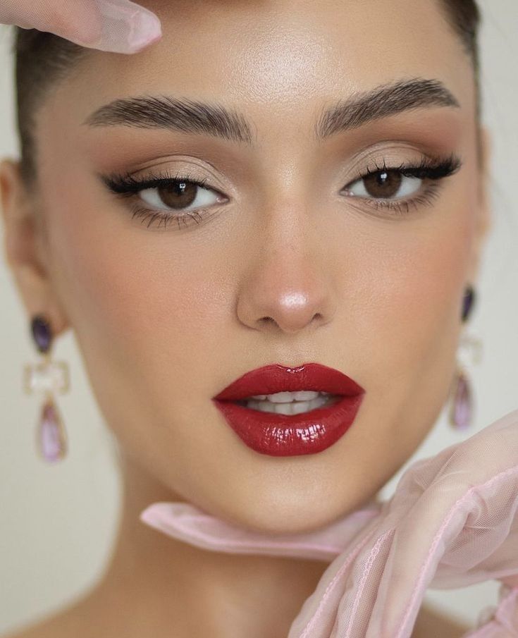 Makeup Bibir, Red Lipstick Makeup Looks, Fall Wedding Makeup, Red Lips Makeup Look, Maquillage On Fleek, Classy Makeup, Red Lipstick Makeup, Prom Eye Makeup, Holiday Makeup Looks