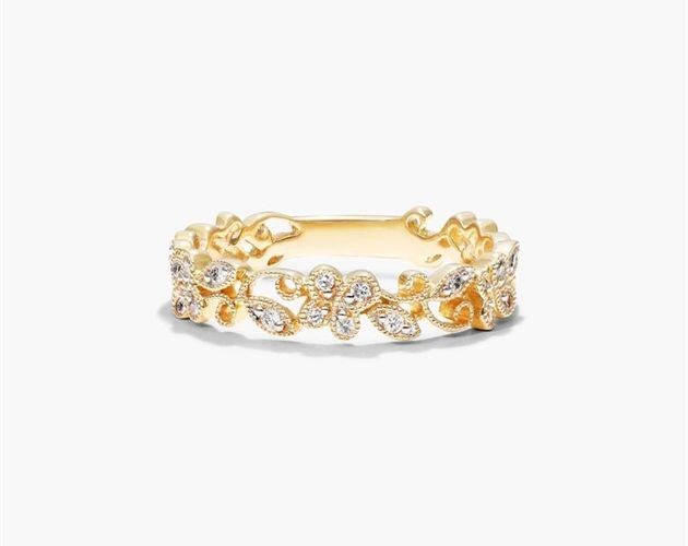 14K Yellow Gold Vine Motif Diamond Ring. This beautiful band features intricate vine patterns with round brilliant cut diamonds set all around the band. The delicate milgrain contour of the vine motif provides a vintage and romantic look to the band. This band would make a lovely wedding band or can be worn with other stackable rings. Vintage Gold Diamond Ring, Yellow Gold Wedding Set, Rings Inspiration, Paradise Wedding, Engagement Ring Inspiration, Wedding Vision, Gold Wedding Jewelry, Jewelry Summer, Gold Diamond Wedding Band