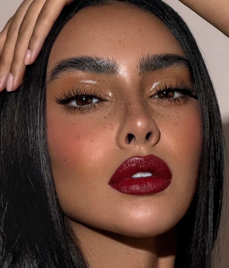 Simple Red Eye Makeup, Make Up Sposa, Red Lips Makeup Look, Maquillage On Fleek, Red Lipstick Makeup, Summer Makeup Looks, Red Lip Makeup, Red Makeup, Make Up Looks