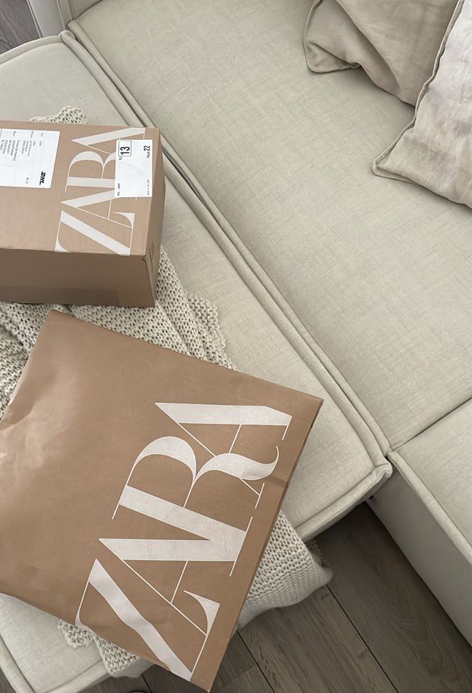 Zara Package Aesthetic, Brand Collabs Aesthetic, Zara Bag Aesthetic, Zara Core Aesthetic, Parcels Aesthetic, Zara Aesthetic Outfits, Parcel Aesthetic, Zara Packaging, Zara Core