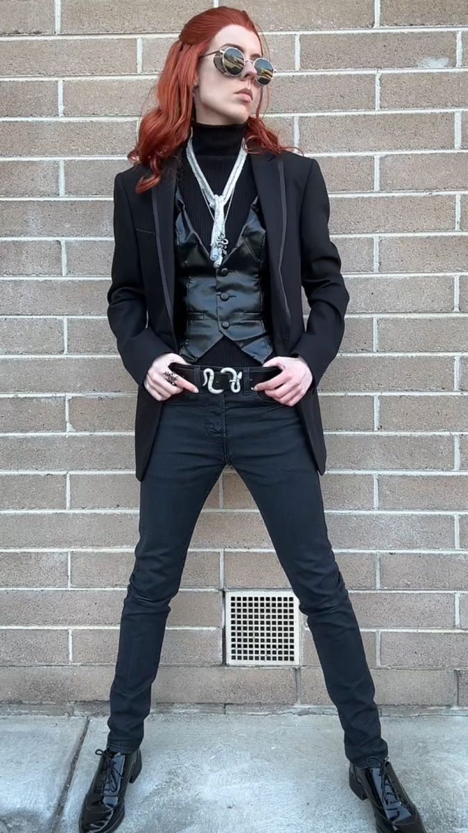 Good Omens Crowley Cosplay, Crowley Cosplay Female, Crowley Aesthetic Outfit, Crowley Good Omens Outfit, Crowley Outfit Ideas, Crowley Inspired Outfit, Crowley Outfit, Crowley Costume, Female Crowley