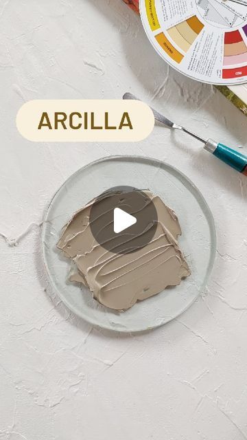 a plate with some paint on it and the words arcilla in front of it