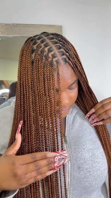 Small Knotless Color 30, Smeduiem Knotless Blonde, Two Tone Knotless Braids Black Women, Small Color Knotless Braids, Color 30 Knotless Braids Black Women, Color 8 Knotless Braids, Medium Knotless Braids With Curly Ends And Color, T30 Knotless Braids, Color 8 Braids