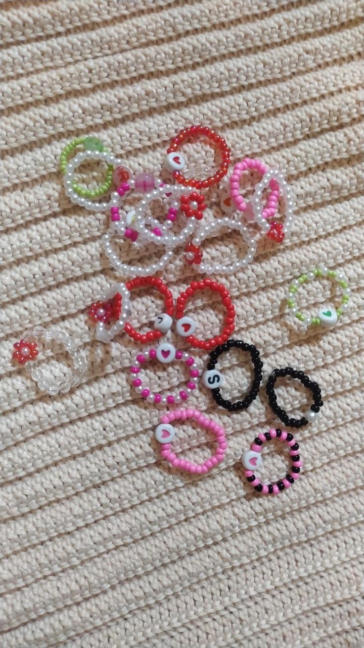 This is a beaded ring, you can request whatever you like 💗💗 Beads Ring Ideas, Buissnes Ideas, Beads Ring, Diy Beaded Rings, Diy Jewelry Unique, Diy Bracelets Patterns, Bracelets Patterns, Bracelets Handmade Beaded, Jewelry Unique