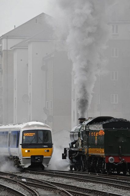 Old Meets New Simplon Orient Express, Steam Engine Trains, Planes Trains Automobiles, Old Trains, Train Stations, Train Pictures, Steam Train, Iron Horse, Steam Engines