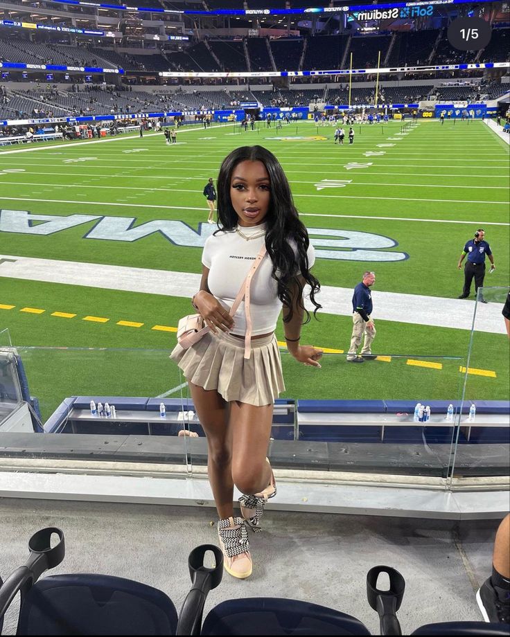 Future Concert Outfit Ideas, Short Cargo Skirt, Pleated Mini Skirt Outfit, Skater Skirt Outfit, Football Game Outfit, Miniskirt Outfits, Pleated Skirts, Free Game