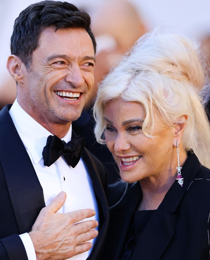 the man and woman are smiling together at an event