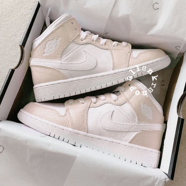 These are youth sizes converted into women's size Trendy Shoes Sneakers, Nike Shoes Girls, Dr Shoes, Nike Fashion Shoes, Jordan Shoes Girls, Preppy Shoes, All Nike Shoes, Nike Shoes Jordans, Nike Air Shoes