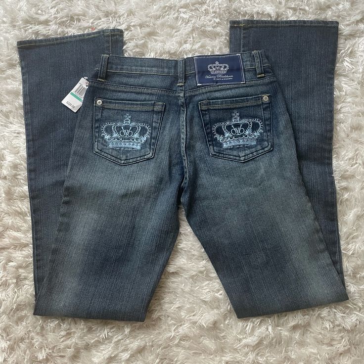 Victoria Beckham Crown Jeans By Rock Republic.. Crown Emblem On Back Pockets. New With Tag Never Worn Medium Wash Low Rise 8.5 30” Waist 25 5 Pocket Cotton Rock And Republic Jeans Victoria Beckham, Victoria Beckham Pants, Juicy Couture Jeans, Bejeweled Jeans, Super Low Rise Jeans, Low Waisted Jeans Outfit, Bedazzled Denim, Jaded London Jeans, Rock And Republic Jeans