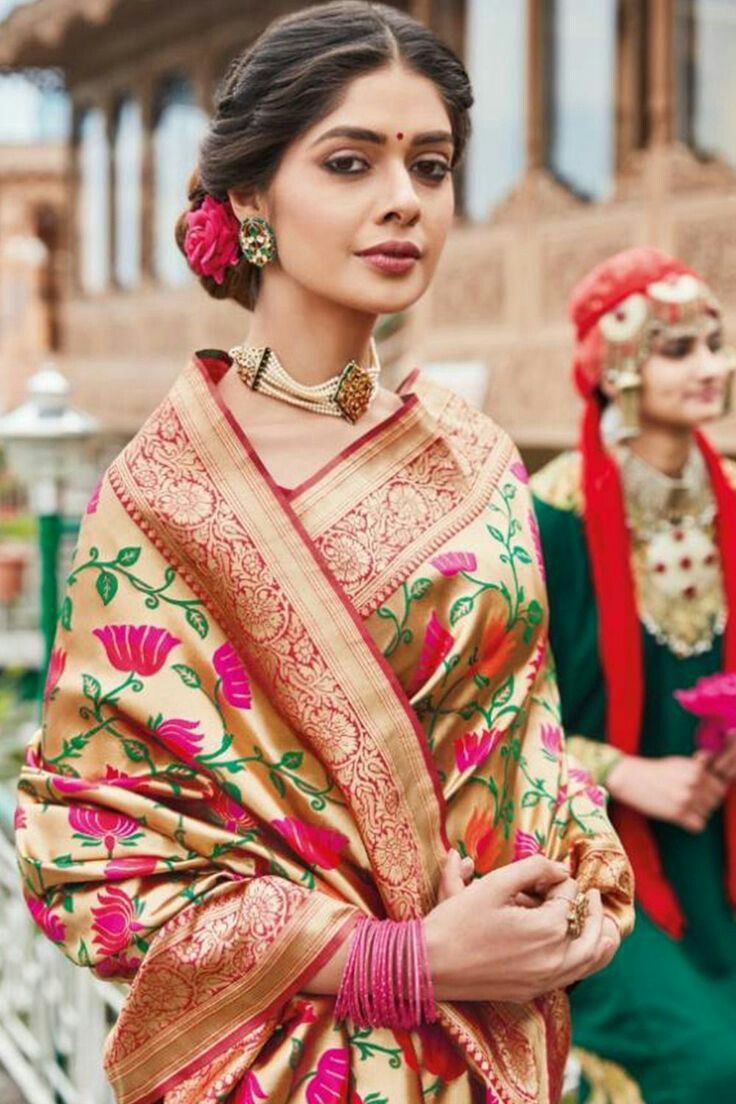 Beautiful Maharastian Wedding Outfit Idea :- WanderlustFashion Hairstyle On Paithani Saree, Maharashtrian Saree, Green Combination, Engagement Saree, Marathi Bride, Saree Hairstyles, Banarsi Saree, Paithani Saree, Wedding Saree Collection