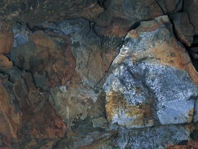 an image of some rocks that are very colorful