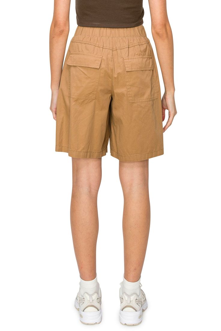 100% Cotton Feature: Experience the perfect blend of style and functionality with our low-rise waist and relaxed fit Bermuda shorts, featuring 9 pockets and an elastic waistband with a belt. Crafted from lightweight fabric, these effortlessly cool and comfortable shorts come in a natural color and offer a mid-rise, slouchy workwear look. Designed for both style and functionality, they are the ideal choice for a laid-back yet polished look during your work or leisure hours. Versatile Style: Pair Utility Bermuda Bottoms With Built-in Shorts, Summer Knee-length Cargo Shorts With Hip Pockets, Utility Style Relaxed Fit Shorts, Casual Bermuda Shorts With Elastic Waistband, Sporty Cargo Bottoms Short Length, Sporty Cargo Style Short Length Bottoms, Spring Beach Shorts With Cargo Pockets, Casual High-waisted Shorts With Belt Loops, Vacation Cargo Shorts With Pockets