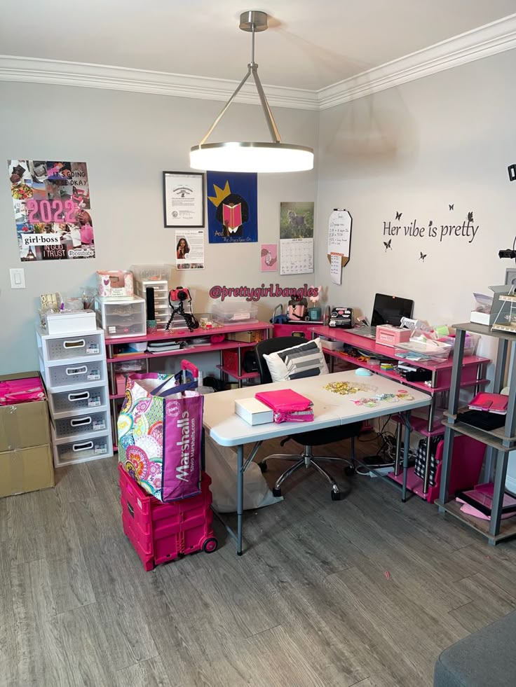 a room filled with lots of desks and chairs next to each other on top of hard wood flooring