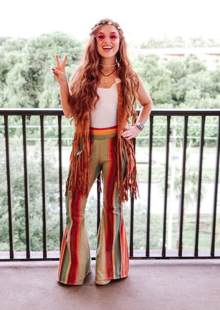 Easy and affordable costume for a decades party ! Hippie Carnaval, 70s Hippie Outfits, Hippie Costume Diy, Moda Z Lat 70., Hippie Outfits 70s, 70s Outfits Ideas, Hippie Costume Halloween, 70s Outfit, Looks Hippie