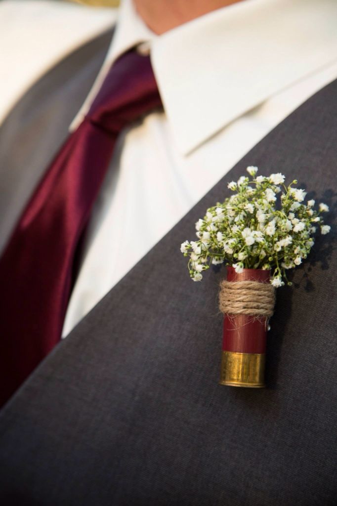 a boutonniere with baby's breath attached to it