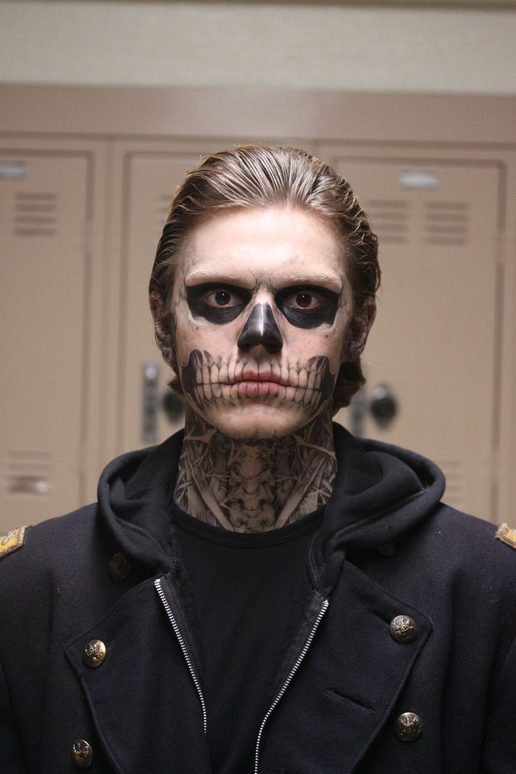 Evan Peters as Tate Langdon. Skull paint Halloween Makeup Skull, American Horror Stories, Halloweenský Makeup, Horror Make-up, Tate Langdon, Skeleton Makeup, Horror Makeup, Halloween Men, Male Makeup