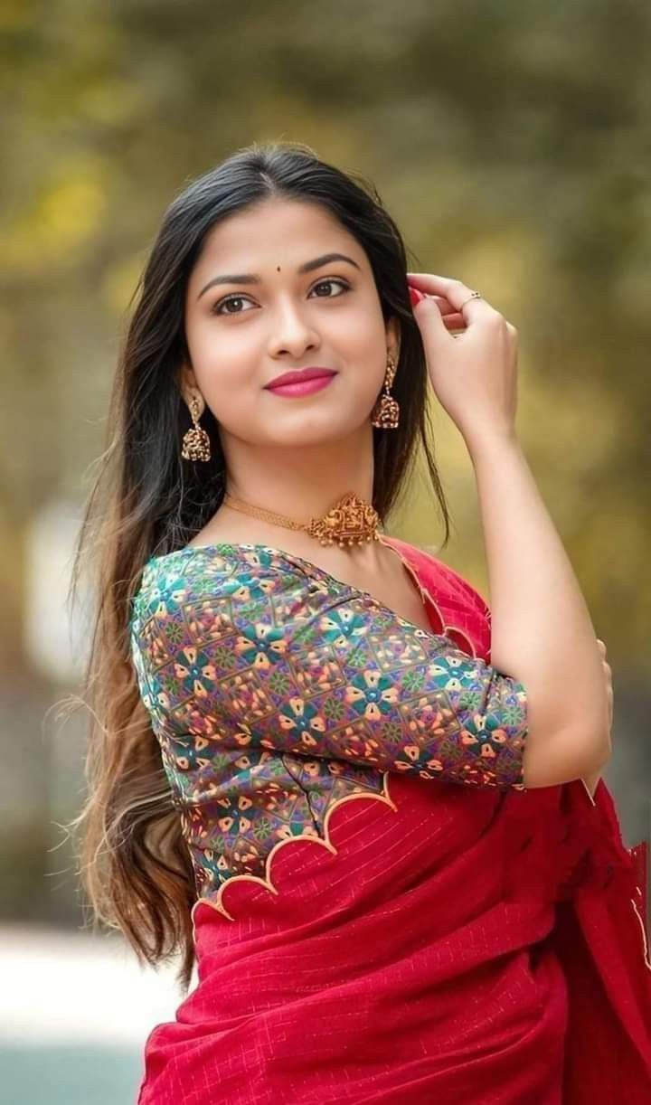 Latest Saree Blouse, Bride Photos Poses, Saree Poses, Saree Blouse Designs Latest, Indian Woman, Stylish Photo Pose, Photo Poses For Couples, Photography Poses Women, Saree Look