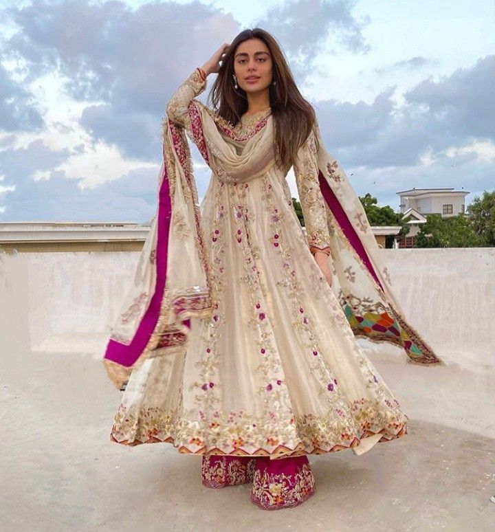 Sadaf Kanwal, Pakistani Formal Dresses, Pakistani Wedding Outfits, Pakistani Dresses Casual, Pakistani Fashion Party Wear, Pakistani Fancy Dresses, Beautiful Pakistani Dresses, Indian Dresses Traditional, Traditional Indian Outfits