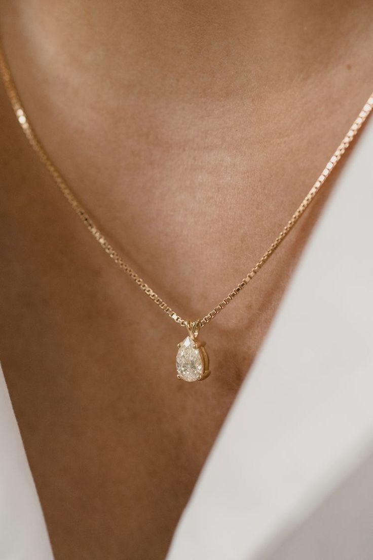 Necklaces To Give Your Girlfriend, Everyday Diamond Jewelry, Everyday Gold Diamond Necklace, Elegant Jewelry Classy, Everyday Pendant, قلادات متدلية, Party Attire, Dope Jewelry, Classic Necklace