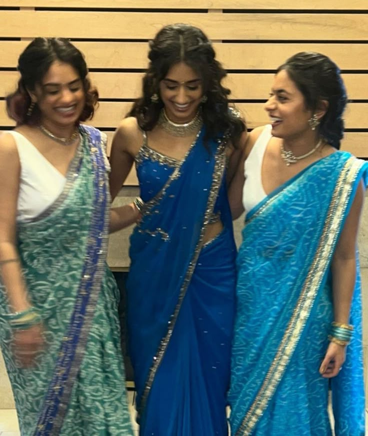 Prom Saree Ideas, South Asian Inspired Outfits, Traditional Desi Outfits, Indian Sari Aesthetic, Indian Girl Outfits, 2000s Indian Fashion, 90s Indian Aesthetic, Indian Attire Traditional, 90s Indian Fashion