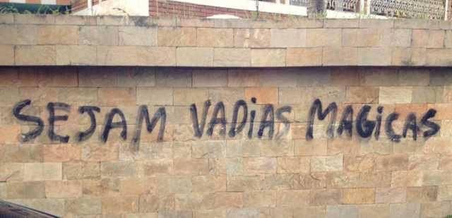 graffiti on the side of a building that says sesam vadia magics in spanish