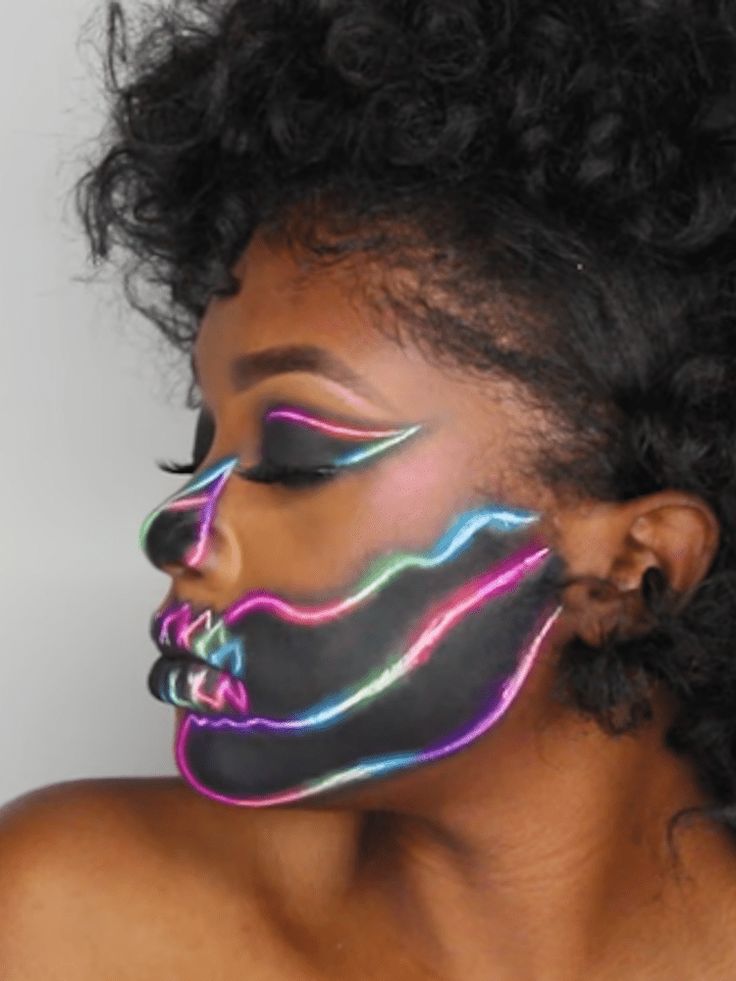 Skeleton Makeup Pretty, Easy Skull Makeup, Half Face Halloween Makeup, Easy Skeleton Makeup, Skeleton Makeup Tutorial, Glitter Halloween Makeup, Half Skull Makeup, Skull Face Makeup, Skull Makeup Tutorial