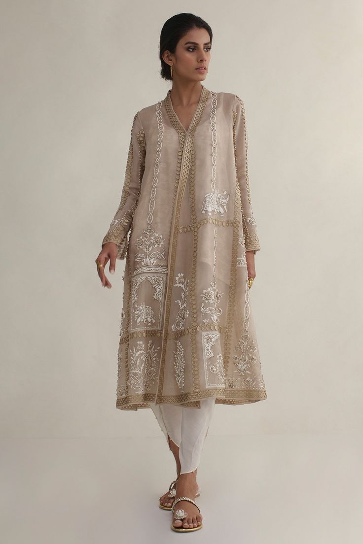 Dress Muslim Modern, Nida Azwer, Kebaya Modern Dress, Silk Tulips, Iranian Women Fashion, Suit Design, Simple Pakistani Dresses, Fashion Runway, Indian Designer Outfits