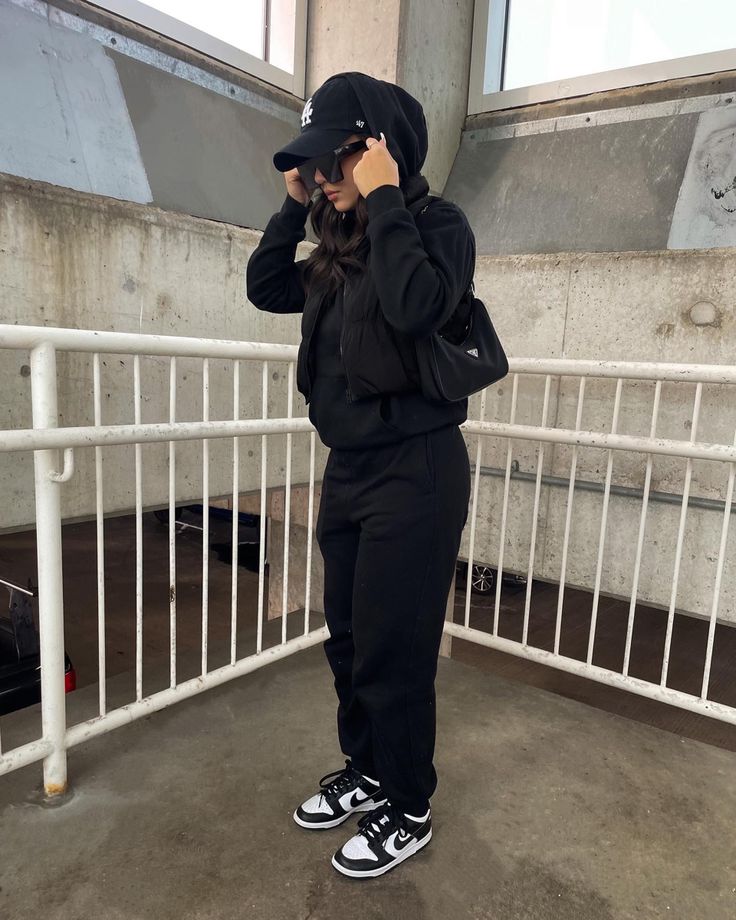 Black Sporty Outfit Women, Jogger Suits For Women, All Black Outfit Sporty, Womens Grey Sweatpants Outfit, All Black Winter Outfit Street Style, Women's Athleisure Outfits, Sweatpants Outfit Winter Street Styles, Women Sweatpants Outfits Winter, Nike Sweat Outfits For Women