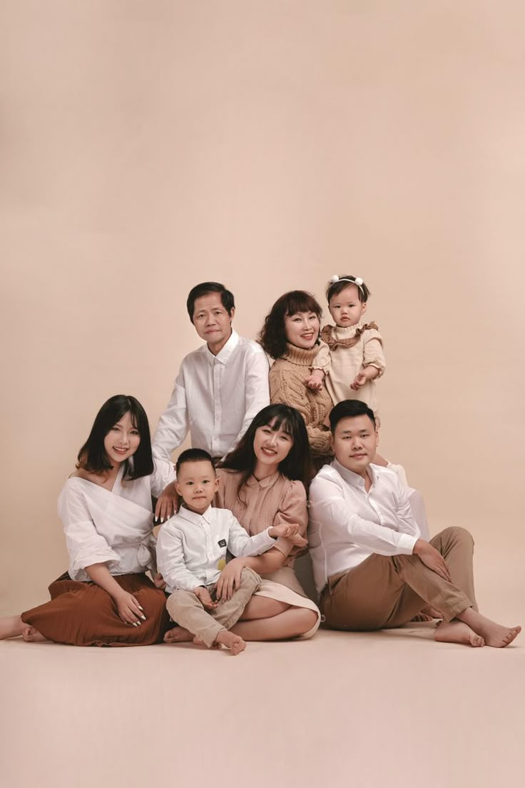 Family Potrait Photoshoot Outfits, Self Shoot Studio Poses Family, Large Family Photo Shoot Ideas Studio, Family Portrait Poses For 6, 6 Family Photo Shoot Ideas, Family Potrait Idea, Korean Family Photoshoot Studio, Family Photo Studio Outfits, Family Portrait Outfits Studio