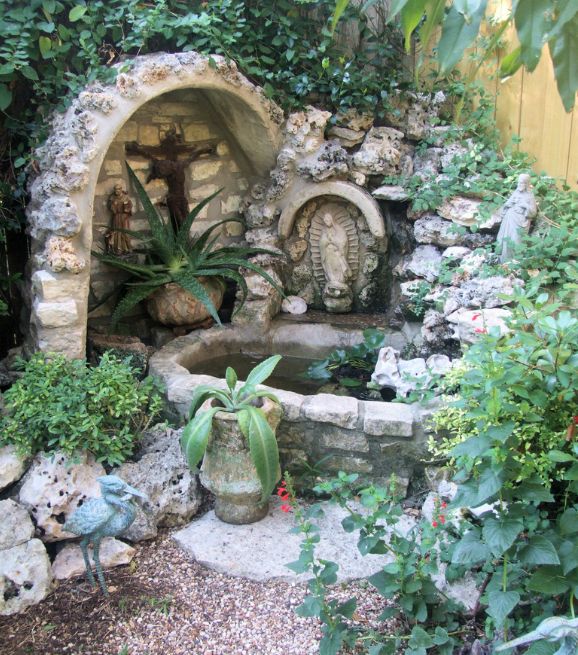 there is a small garden with rocks and plants in the area that looks like it has been built into the ground