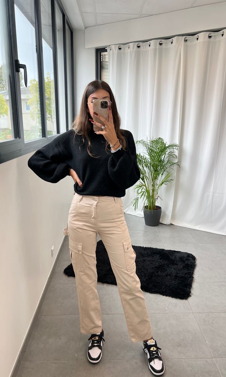 Beige Cargo Pants Outfit Modest, Beige Cargo Pant Outfit, How To Style A Beige Pants, Beige Cargo Pants Outfit Fall, Baige Cargo Pants, Outfits Con Beige, Cargo Work Outfit, Cargo Pant Work Outfit, Beige Cargo Outfits Women