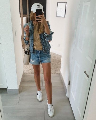 Style In Your 40s, Fashion In Your 30s, Style In Your 30s, Acrylic Nail Trends, Capsule Wardrobe For Summer, Capsule Wardrobe Examples, Veja Esplar, Sneaker Outfits Women, Classic Capsule Wardrobe