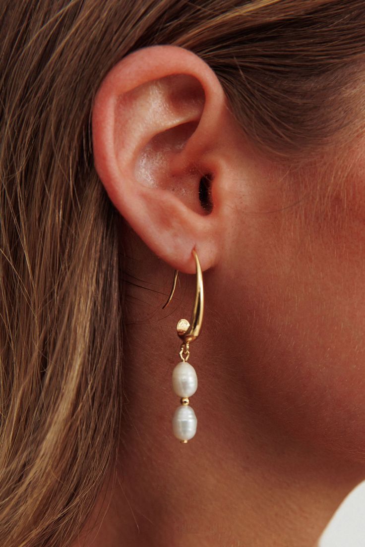 Drop stud earrings Faux pearls Unleash your inner fashionista with our Joslly drop stud earrings. Designed to make a statement wherever you go, these earrings redefine sophistication with its versatile design. Perfect for both day and evening wear, these studs effortlessly transitions from casual brunch dates to glamorous nights out. MATERIAL STAINLESS STEEL/FAUX PEARLS 14k Gold Filled Pearl Drop Bridal Earrings, Everyday 14k Gold Pearl Drop Earrings, Gold 14k Gold-filled Pearl Drop Earrings, 14k Gold-filled Yellow Gold Drop Pearl Earrings, 14k Gold-filled Pearl Drop Bridal Earrings, Cowboy Chic, Gold Pearl Earrings, Pearl Drop Earrings, Faux Pearl