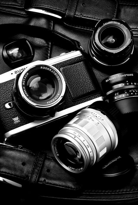 black and white photograph of an old camera with two lens's attached to it