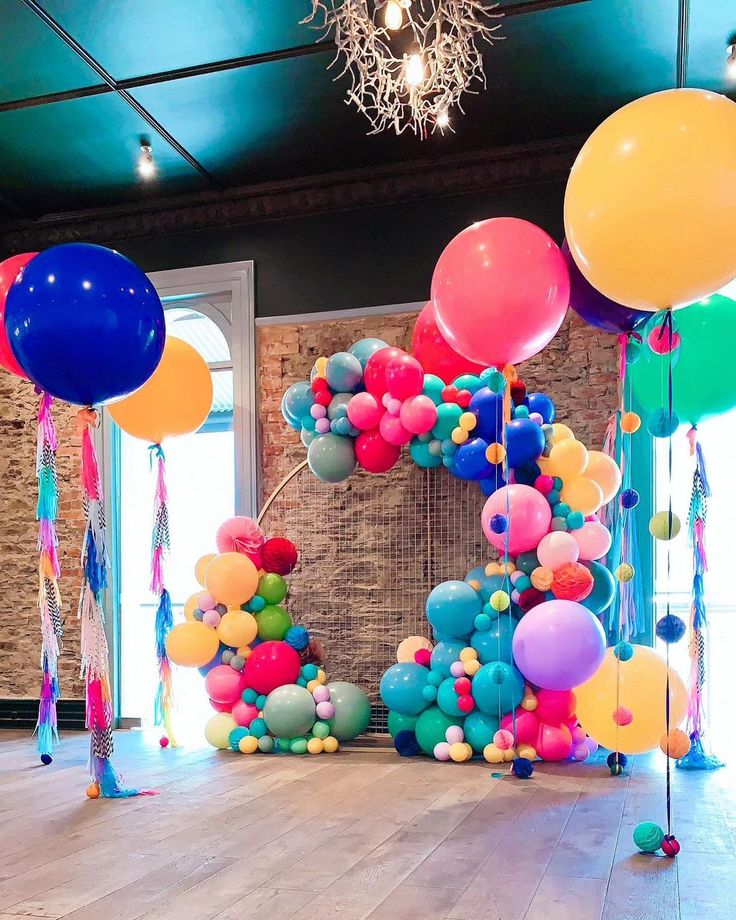 balloons and streamers in the shape of the letter e are on display at an event