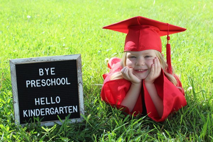 Preschool Photo Ideas, School Leadership Principal, Kindergarten Photography, 1st Day Of School Pictures, Kindergarten Graduation Pictures, Vpk Graduation, Preschool Graduation Gifts, Preschool Graduation Party, Kindergarten Photos