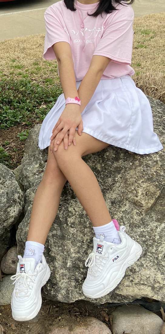 Outfit With Fila Shoes, Fila Shoes Outfit Aesthetic, Chunky Fila Sneakers Outfit, Pink And White Sneakers Outfit, Filas Shoes Outfit, Chunky Fila Outfit, Fila Shoes Outfit Women, Chunky White Shoes Outfit, White Fila Sneakers Outfit