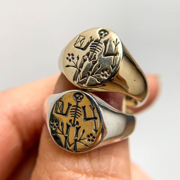 Memento Mori Signet – Digby & Iona Memento Mori Signet Ring, Memento Mori Ring, Pinky Rings, Dark Jewelry, Outfits Hombre, Signet Rings, Dope Jewelry, Jewelry Lookbook, Memento Mori