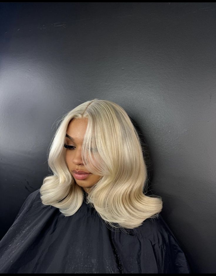 Blonde Layered Wig Black Women, Blonde Blowout Black Women, Middle Part Blonde Bob, Black People With Blonde Hair, Blonde Bob Black Women, Blonde Shoulder Length Hair, Blonde Bombshell Hair, Middle Part Blonde, Blonde Hair On Black Women