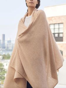 White + Warren - Cashmere Travel Wrap – ALIBI - Bloomington Beach Rhode Island, Katie Kime, Style Influencers, Cashmere Travel Wrap, Evening Wrap, Evening Wraps, Travel Wrap, Travel Scarf, Denim Essentials