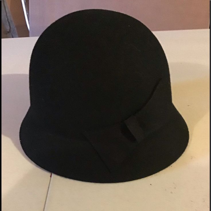 Lovely 100%Wool Hat One Size Fits All Lots Of Socks, Ny Hat, Fisherman's Hat, Wide Brim Sun Hat, Black Baseball Cap, Balenciaga Black, Balenciaga Mens, Green Hats, Cloche Hat