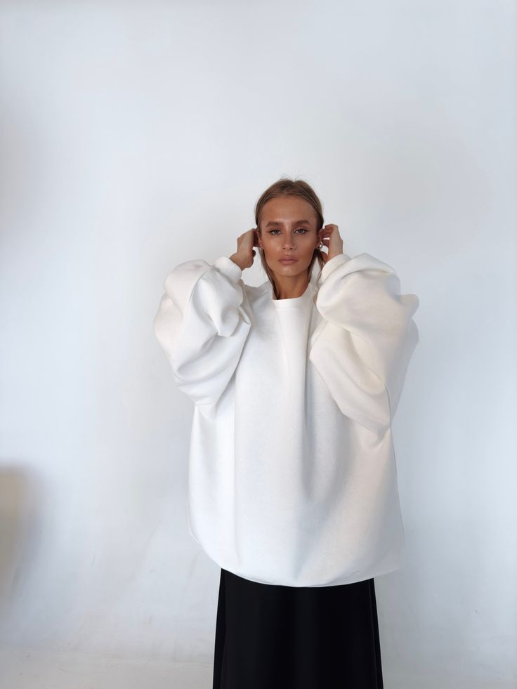 Puffy and warm Milwaukee oversized sweatshirt in white collor Oversized Hoodie Sweater With Ribbed Cuffs, White Cotton Hoodie Sweater, White Cotton Sweatshirt For Winter, White Winter Sweater For Streetwear, White Sweater For Streetwear In Fall, White Sweater For Fall Streetwear, White Hooded Sweater For Spring, White Fall Sweater For Streetwear, White Hooded Spring Sweater